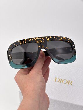 Dior DIORSIGNATURE M1U Sunglasses – Havana Shield Frame with Grey Lenses 27A0
